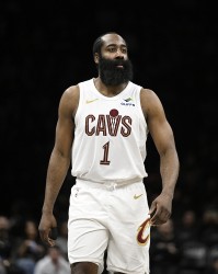 B体育官方-哈登谈贝恩关键三分：并非防守失误 那是个高难度投篮但他投进了