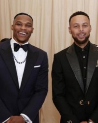 B体育官方-库里发声支持韦少：为他骄傲 侮辱名字已经越界