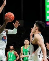 B体育官方-坑爹啊！2米14内线2分0板，出现超低级失误，解说: 没一点攻击力